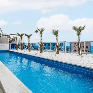 Ddosi Aewol Pool Jeju